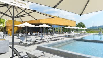 Piscine extérieure, parasols de plage, chaises longues