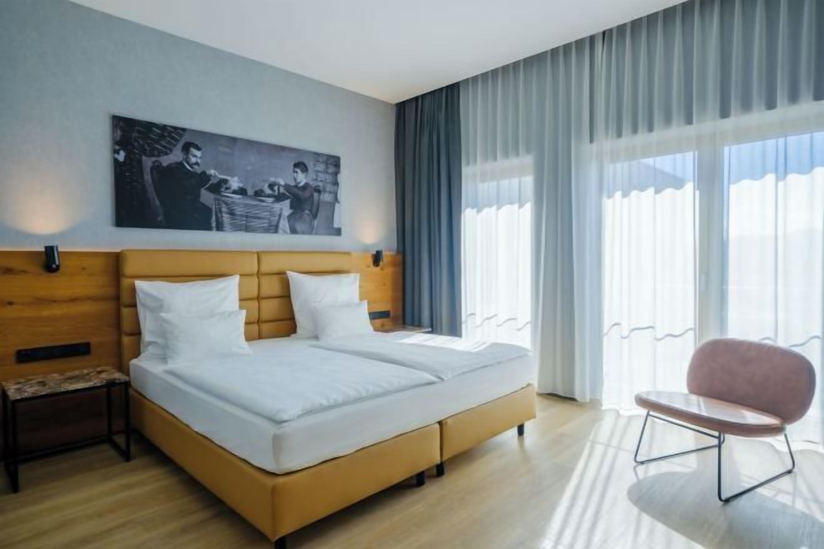 Hypo-allergenic bedding, minibar, in-room safe, desk