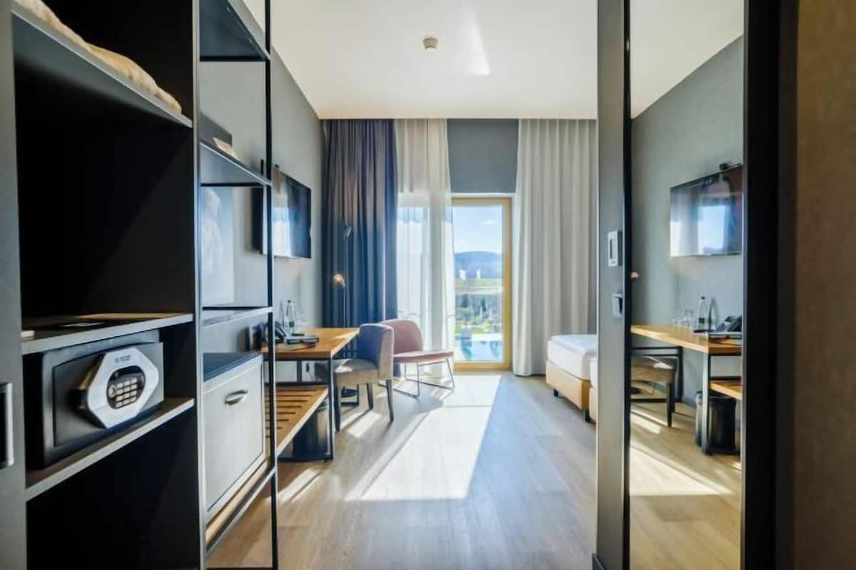 Hypo-allergenic bedding, minibar, in-room safe, desk