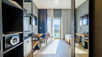 Hypo-allergenic bedding, minibar, in-room safe, desk
