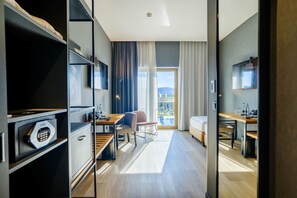 Double Room | Roupas de cama antialérgicas, frigobar, cofres nos quartos, escrivaninha