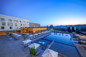 Piscina externa, funciona das 7h às 19h, guarda-sóis, espreguiçadeiras