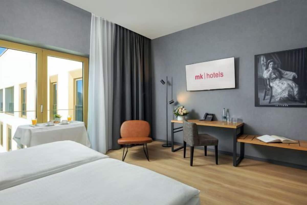 Hypo-allergenic bedding, minibar, in-room safe, desk