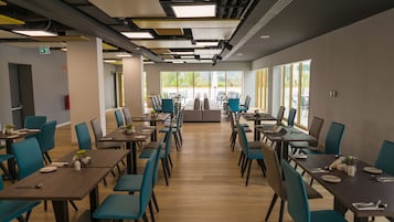 Desayuno buffet diario (EUR 14.5 por persona)