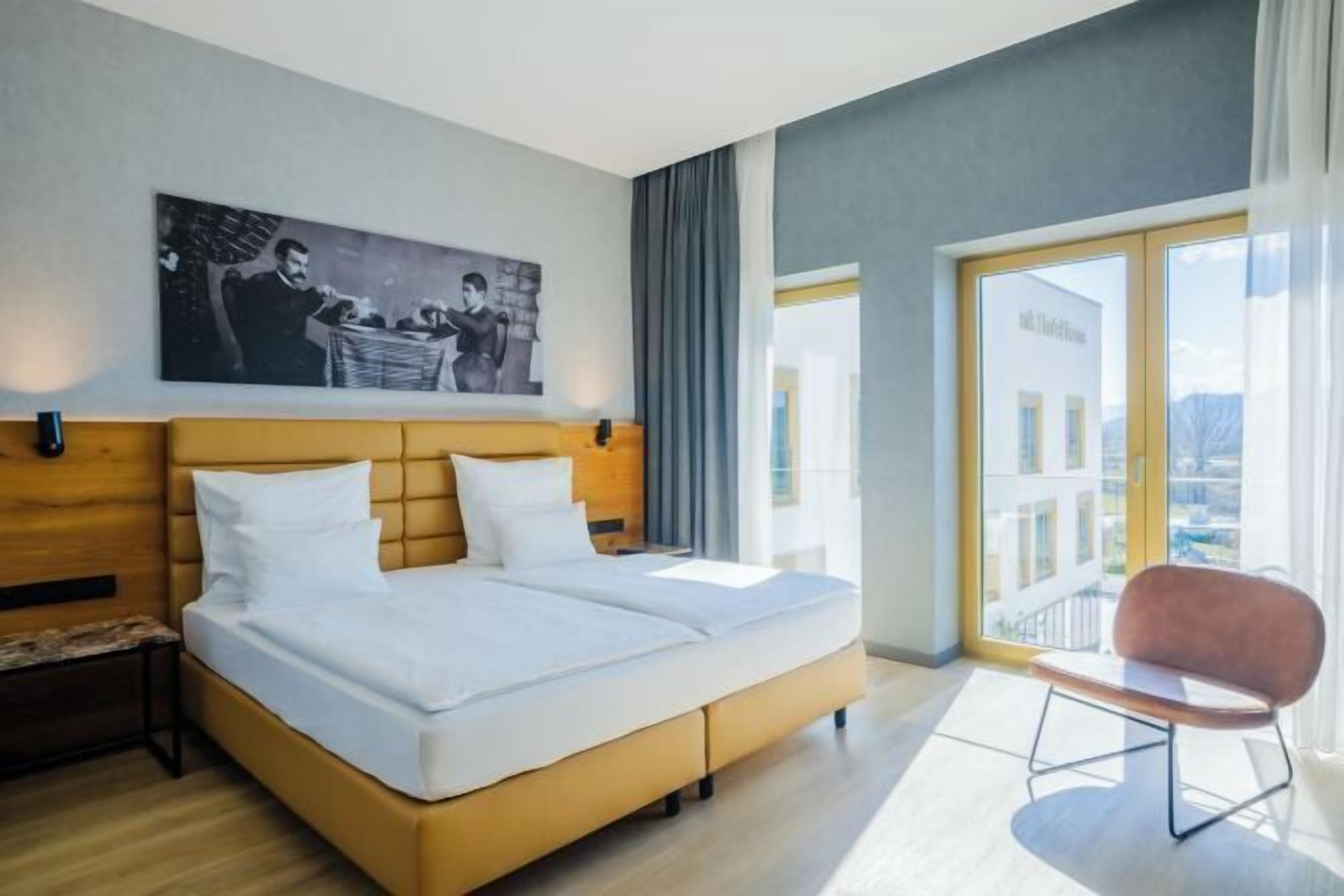 Hypo-allergenic bedding, minibar, in-room safe, desk