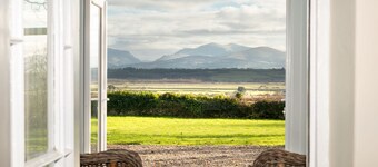 Ty Fferam Bailey: 7‑Bed Farmhouse Sleeping 14 in Bodorgan | Managed by Anglesey Holiday Lettings