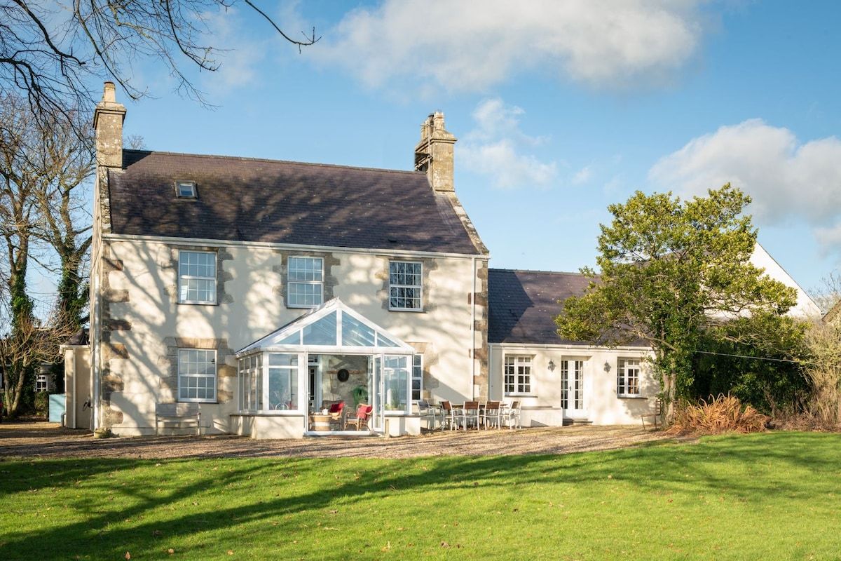 Ty Fferam Bailey, 18th century pet-friendly farmhouse sleeping 14 on one acre of private grounds with Snowdonia views, five minutes from the beach in Bodorgan, Anglesey