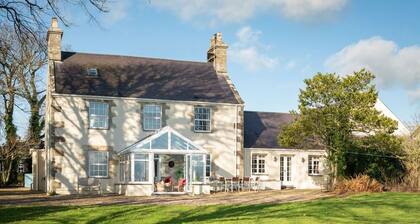 Ty Fferam Bailey: A beautiful 7 bed holiday home in Anglesey