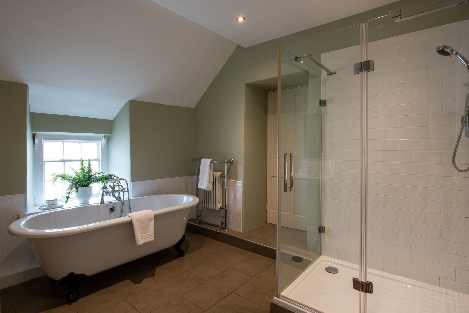 Badewanne, Haartrockner, Handtücher
