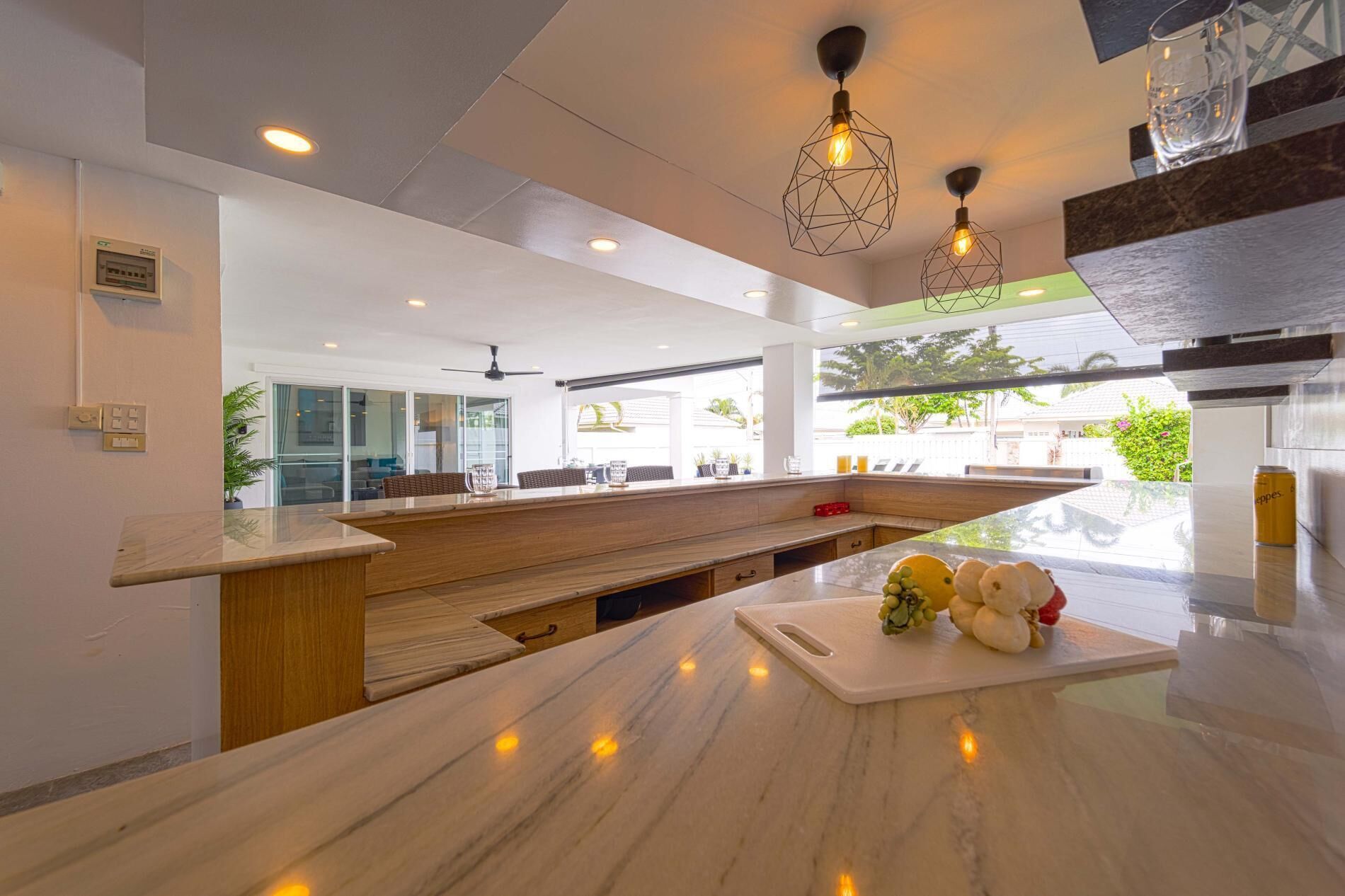 Vila Keluarga | Dapur pribadi | Lemari es besar, microwave, oven, dan kompor