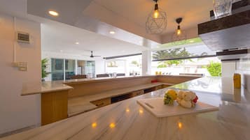 Vila Keluarga | Dapur pribadi | Lemari es besar, microwave, oven, dan kompor