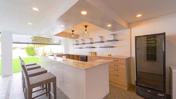Family Villa | Private kitchen | Full-sized fridge, microwave, oven, stovetop