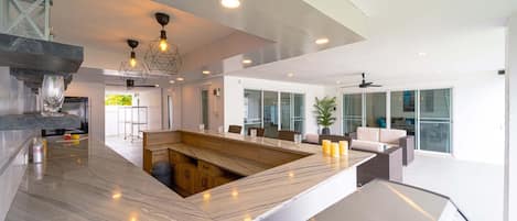 Villa familiale | Cuisine privée | Réfrigérateur grande capacité avec congélateur, four à micro-ondes