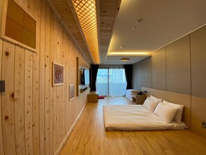 Daunenbettdecken, Schreibtisch, laptopgeeigneter Arbeitsplatz