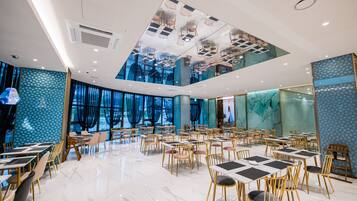 Sarapan prasmanan setiap hari (KRW 28000 per orang)