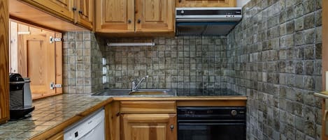 Fridge, oven, dishwasher, coffee/tea maker