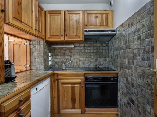 Fridge, oven, dishwasher, coffee/tea maker