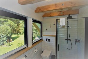 Douche, sèche-cheveux, serviettes fournies, savon