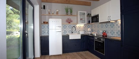 Frigorífico, microondas, horno y placa de cocina