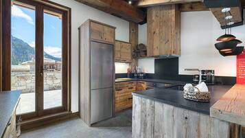 Jääkaappi, uuni, astianpesukone, kahvin-/teenkeitin