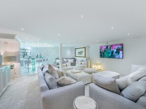 Télévision, cheminée