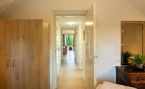 3 bedrooms, iron/ironing board, internet, bed sheets