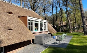 Terrace/patio - Sprielderbosch 26 Luxury holiday home in the woody Veluwe region (Putten)