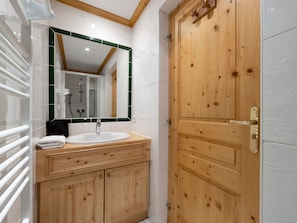 Bathroom - Family Apartment in Central Val d'Isère - 80m², Near Slopes, 3 Bedrooms, WiFi, Parking (Val-d'Isère)