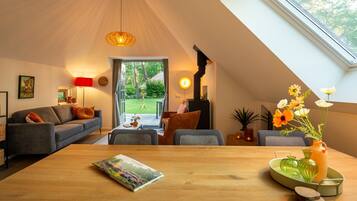 Een televisie, een open haard en een stereo