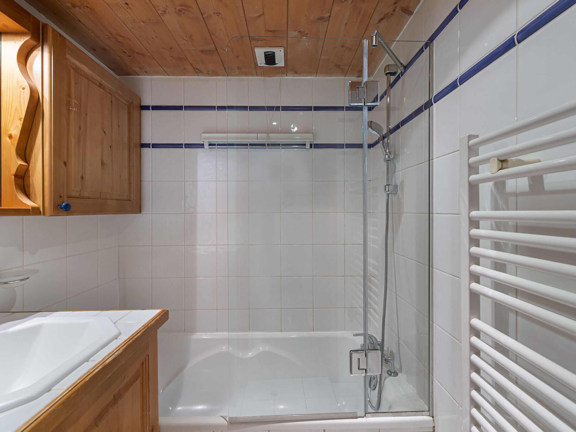 Un bagno moderno con una vasca, una doccia e un water.
