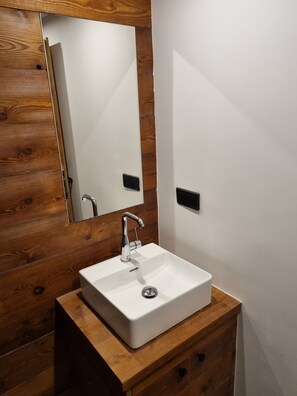 Dusche, Haartrockner, Handtücher, Toilettenpapier