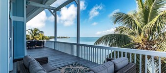 The Blue Pearl: Spacious Open Water Retreat, Stunning Sunsets, Boat Bar, Room for Everyone & Fido!