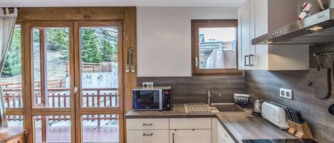 Réfrigérateur, micro-ondes, four, plaque de cuisson