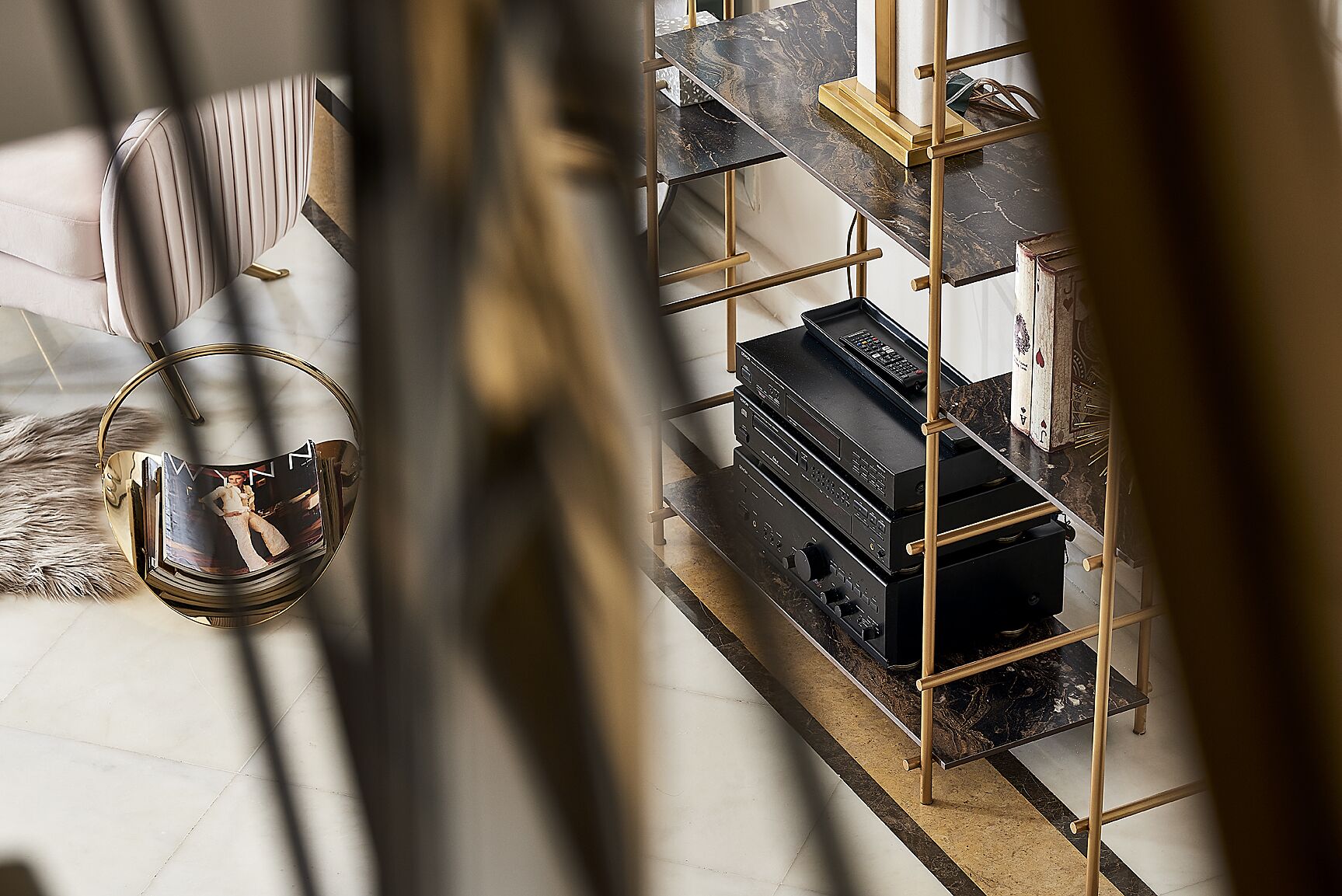 Una cocina moderna con encimera de mármol, horno empotrado y campana extractora negra.