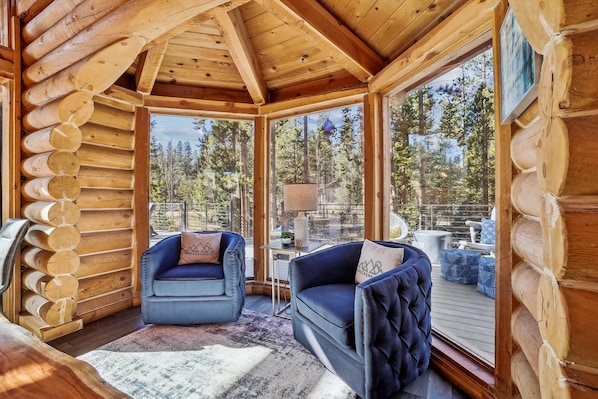 TV, fireplace - Spacious 5BR American Way Chalet in Breckenridge with mountain views! (Breckenridge)