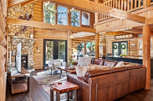 Spacious 5BR American Way Chalet in Breckenridge with mountain views.