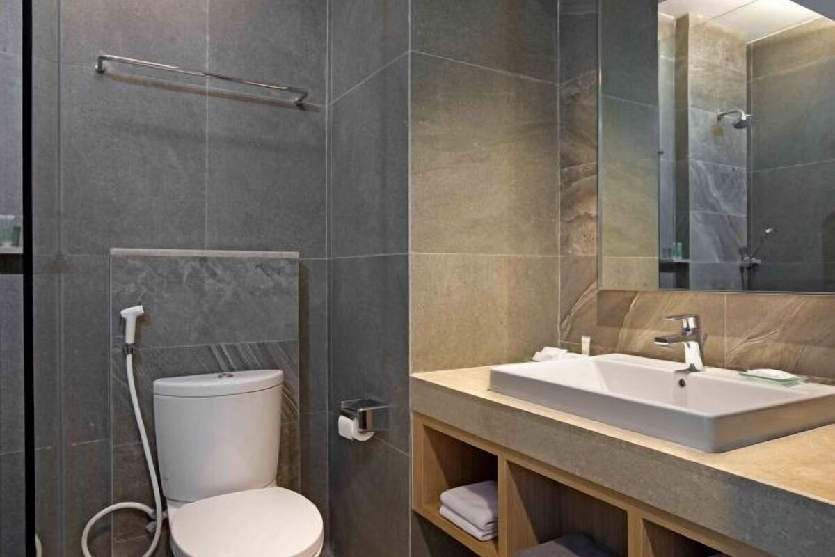 Ein modernes Badezimmer mit Toilette, Waschbecken und Dusche.