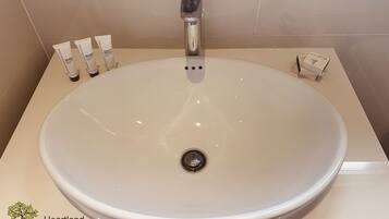 Haartrockner, HandtĂŒcher, Seife, Shampoo