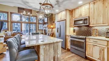 Réfrigérateur, four à micro-ondes, un four, surface de cuisson