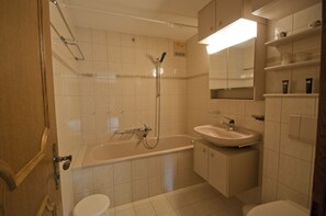 Departamento, 1 habitación, para no fumadores, vista a la montaña | Baño | Amenidades de baño gratuitas, toallas, jabón, shampoo 