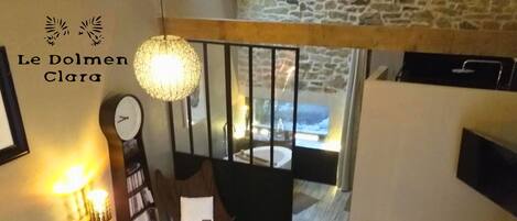 Caja de seguridad en la habitación y escritorio