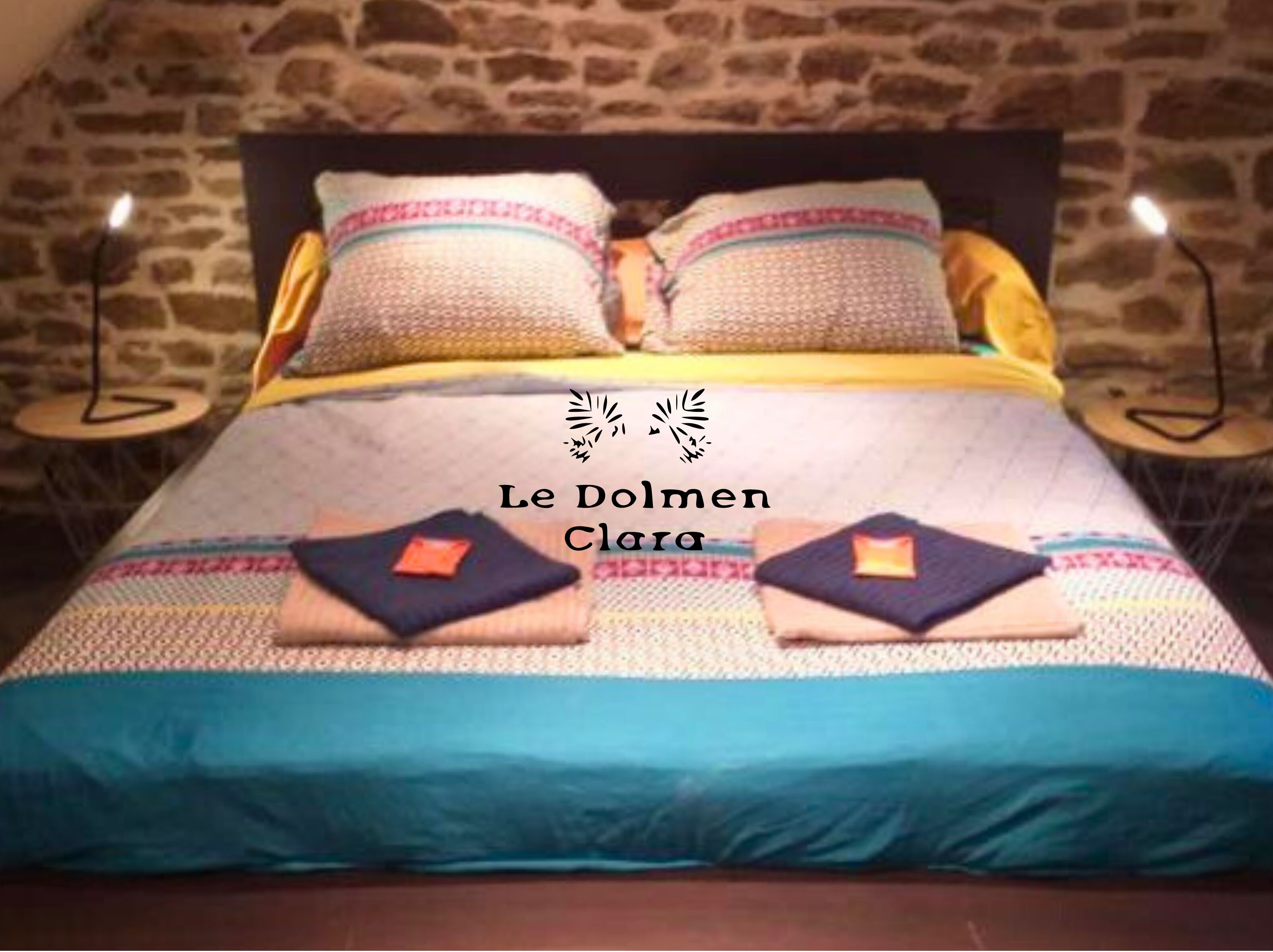 Een kluis op de kamer, een bureau, een strijkplank/strijkijzer