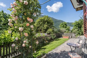 Outdoor dining - Spacious Apartment “Lafreid Algund” near Merano with Mountain View, Wi-Fi & Garden (Algund)