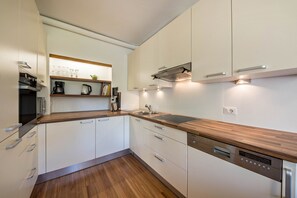 Fridge, microwave, oven, stovetop - Spacious Apartment “Lafreid Algund” near Merano with Mountain View, Wi-Fi & Garden (Algund)
