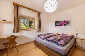 2 bedrooms, free WiFi, bed sheets - Spacious Apartment “Lafreid Algund” near Merano with Mountain View, Wi-Fi & Garden (Algund)