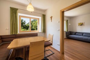 Dining - Spacious Apartment “Lafreid Algund” near Merano with Mountain View, Wi-Fi & Garden (Algund)