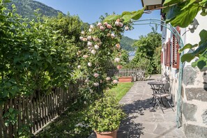Outdoor dining - Spacious Apartment “Lafreid Algund” near Merano with Mountain View, Wi-Fi & Garden (Algund)