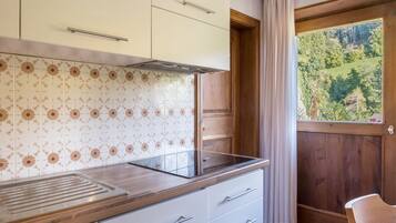 Een koelkast, een oven, een kookplaat, een koffiezetapparaat/waterkoker