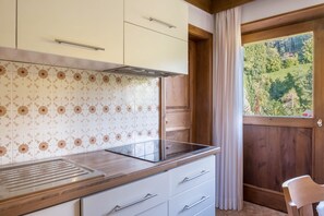 Réfrigérateur, four, plaque de cuisson, cafetière/bouilloire