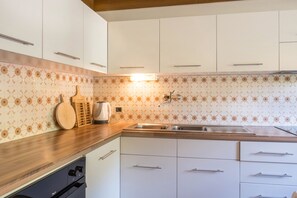 Fridge, oven, stovetop, coffee/tea maker